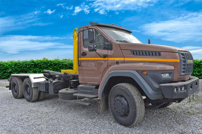 УралАЗ совместно с компанией ГИРД разработали на базе шасси "Урал NEXT" крюковой погрузчик-мультилифт