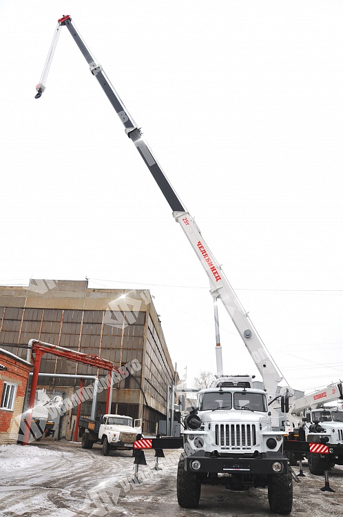 Автокран-Челябинец-25 тонн на базе Урал 6х6 (3).jpg